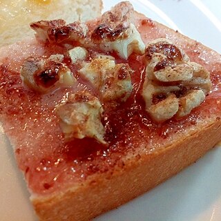 苺ジャムと胡桃のトースト